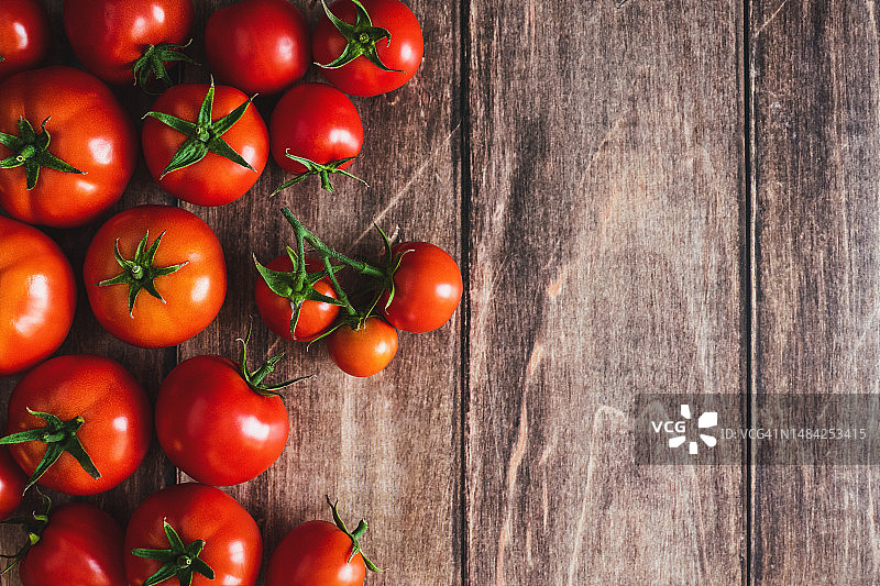 木质背景上的西红柿，新鲜采摘的红色西红柿果实框架，烹饪背景，留白图片素材