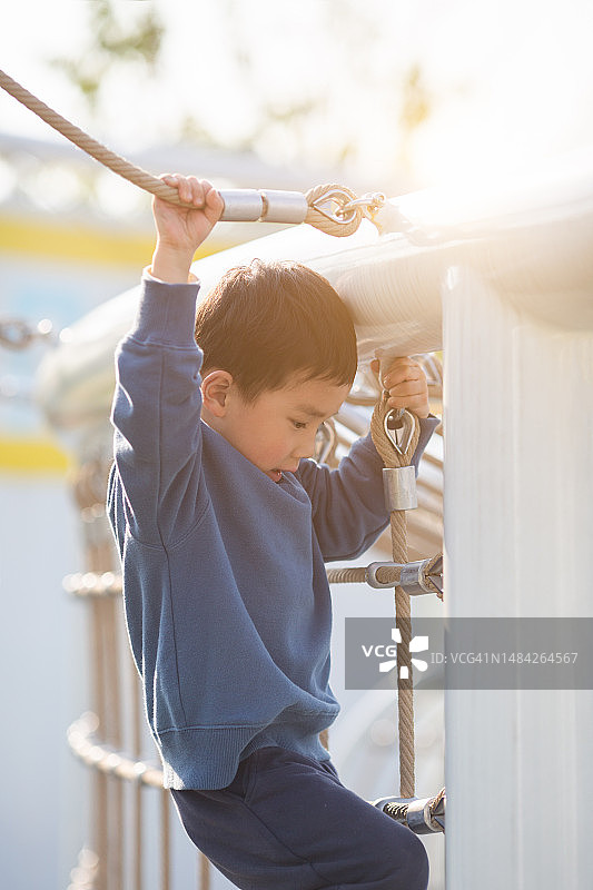 在户外玩耍的亚洲男孩图片素材