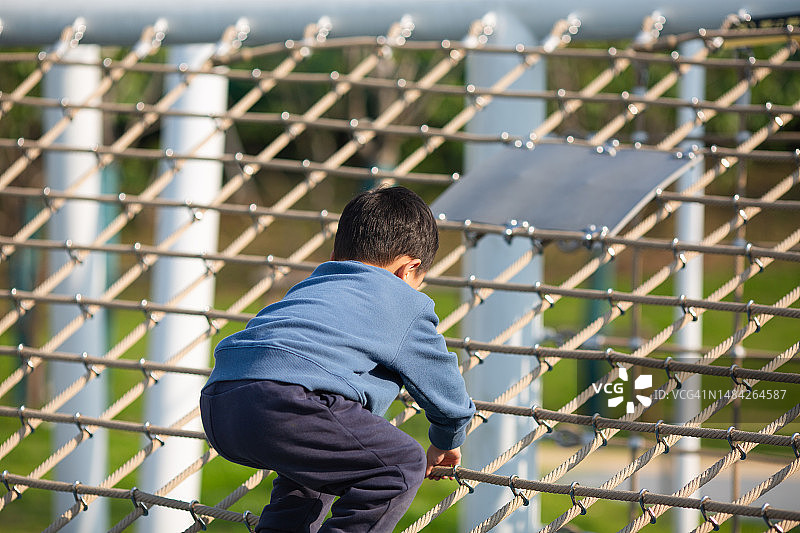 在户外玩耍的亚洲男孩图片素材
