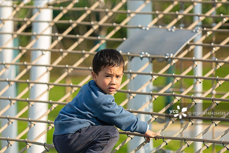 在户外玩耍的亚洲男孩图片素材