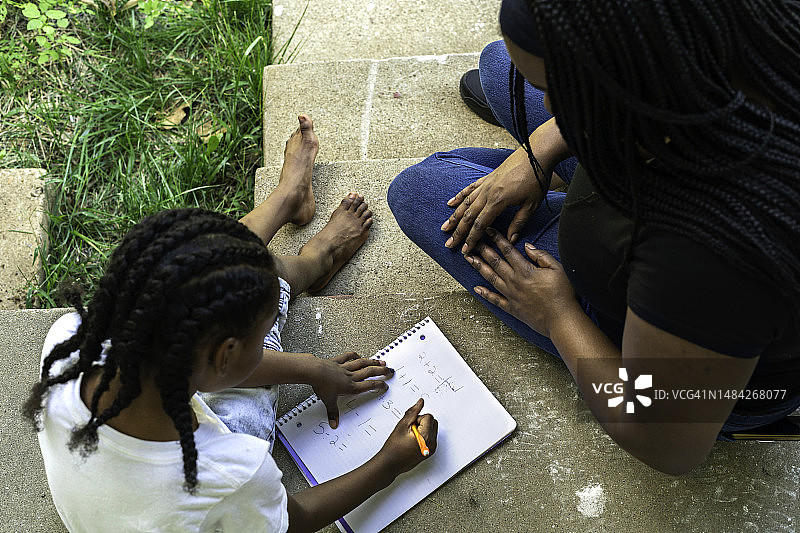一年级学生在做数学题图片素材