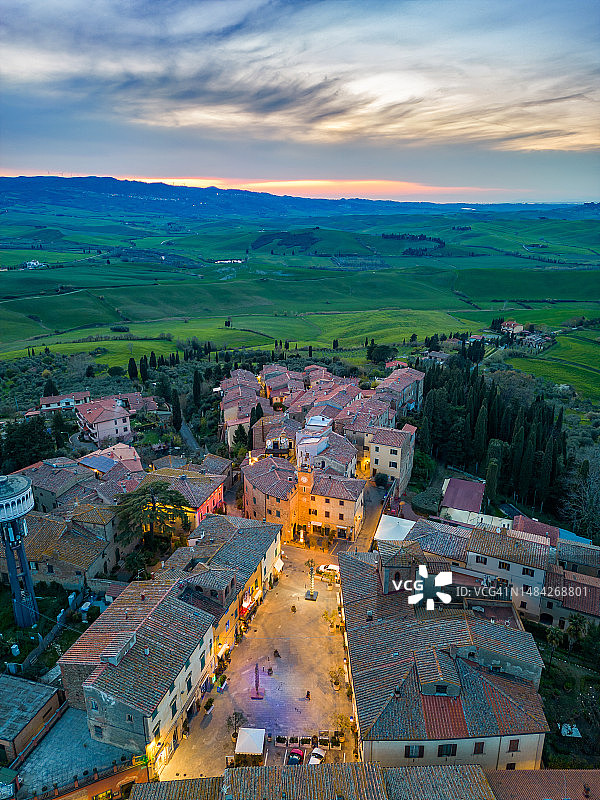 拉亚蒂科，无人机视角下的中世纪托斯卡纳小镇图片素材