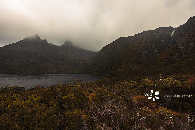 秋日薄雾笼罩下的摇篮山图片素材