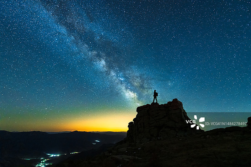 银河与徒步者剪影风光图片素材