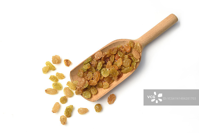 木勺中的金黄色葡萄干图片素材