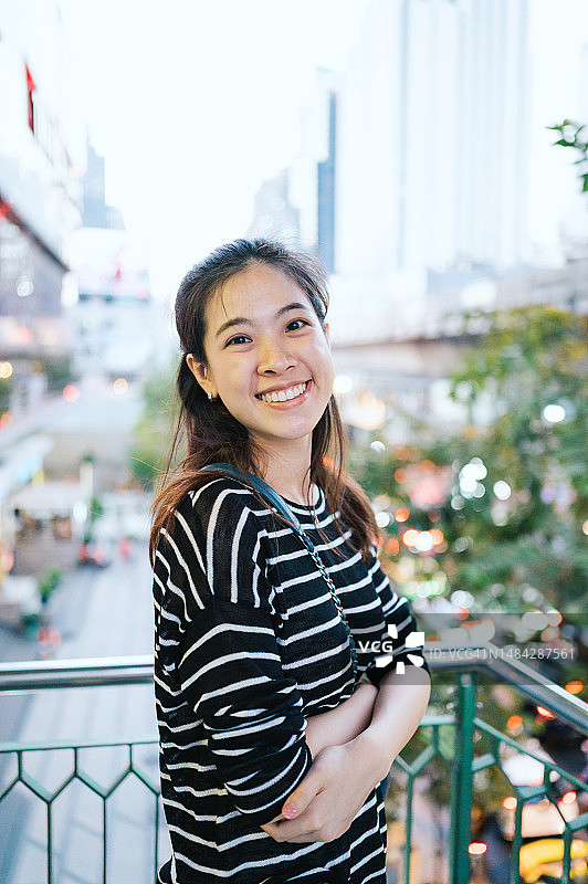 享受街头购物图片素材