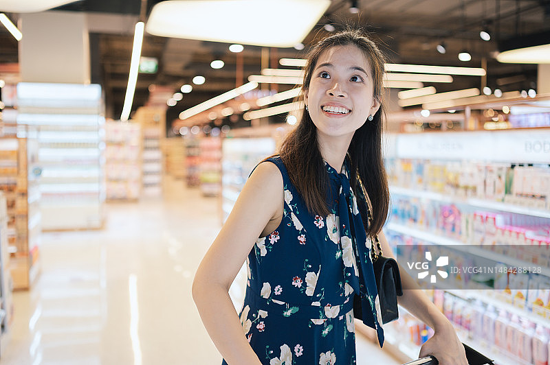 亚洲家庭在超市进行日常购物图片素材
