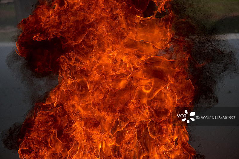 黑色背景上的火焰图片素材