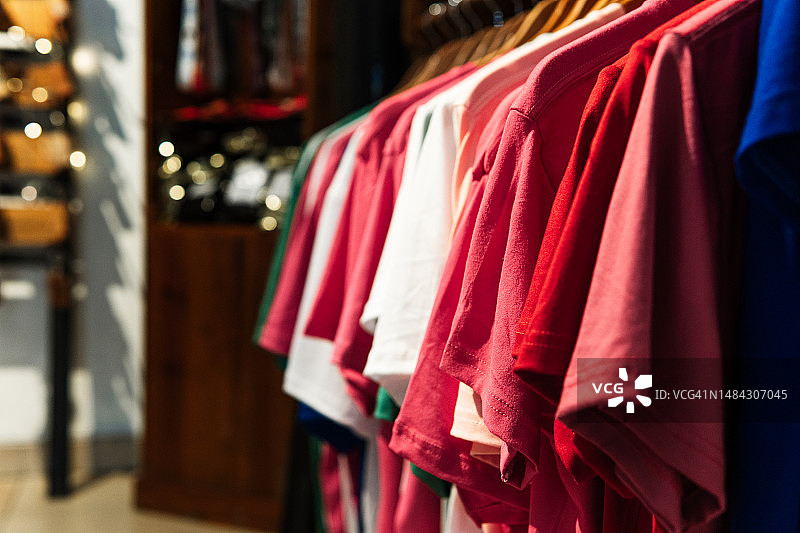 服装店里的衬衫，旅行和旅游概念图片素材