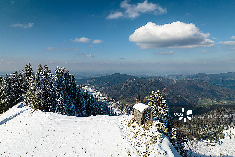巴伐利亚阿尔卑斯山冬季景观，有山间教堂和晴朗的天空图片素材