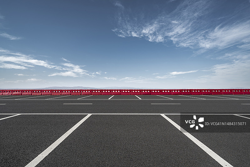 空旷的停车场，户外仓库图片素材