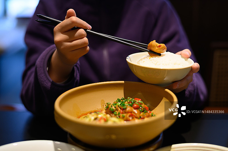 一个人在吃中餐图片素材