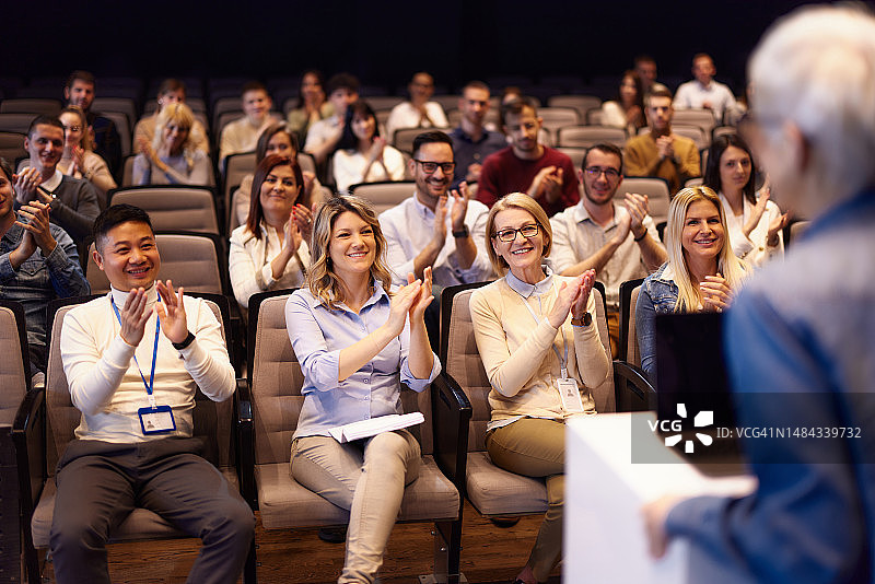 会议中心研讨会上鼓掌的人群图片素材
