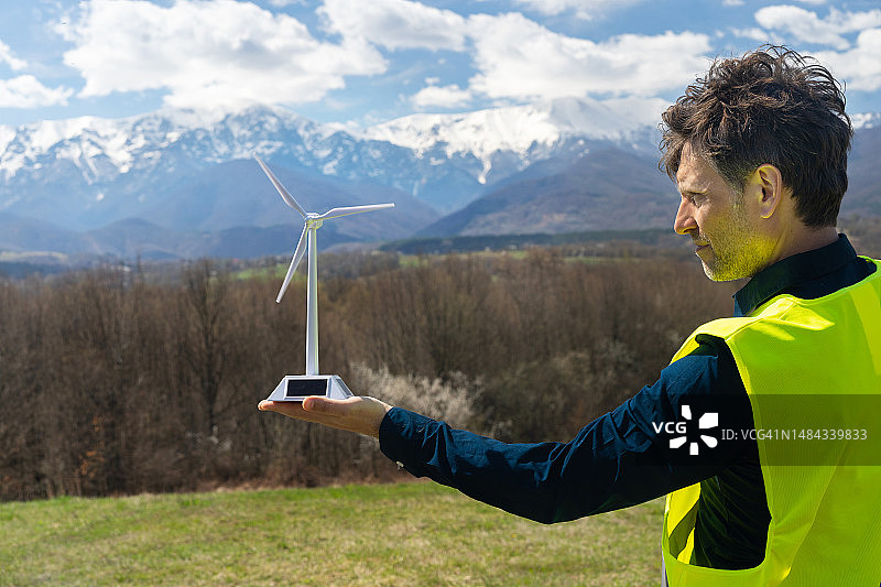手持模型的风力涡轮机工程师图片素材