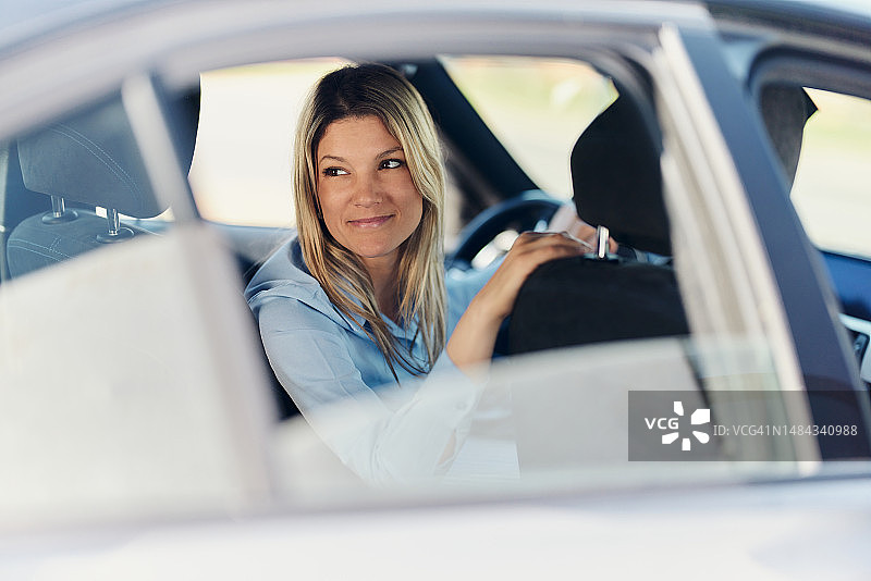 微笑的女商人倒车入库图片素材