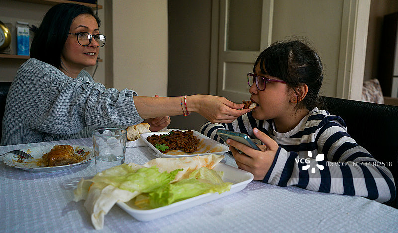 一家人在餐桌旁用餐图片素材