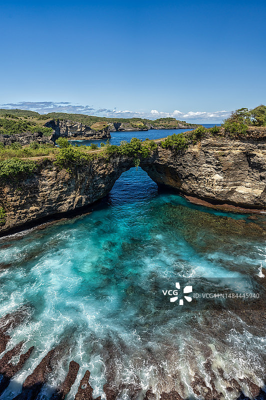 破碎海滩：印尼巴厘岛努沙佩尼达著名旅游目的地图片素材
