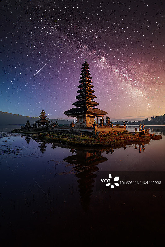 巴厘岛乌伦达努布拉坦寺夜景图片素材
