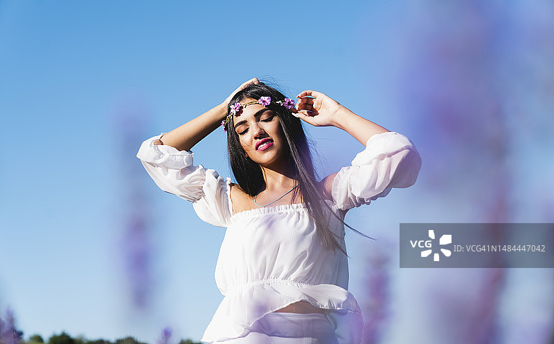 日落时分薰衣草田中快乐的女人肖像图片素材