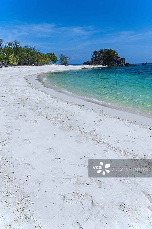 泰国丽贝岛附近小岛的海滩风光图片素材