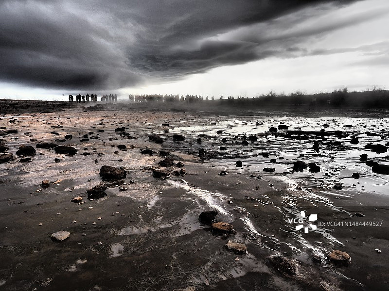 斯托克间歇泉后的剪影人群图片素材