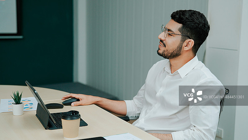 商务演示后举手提问的年轻商人图片素材