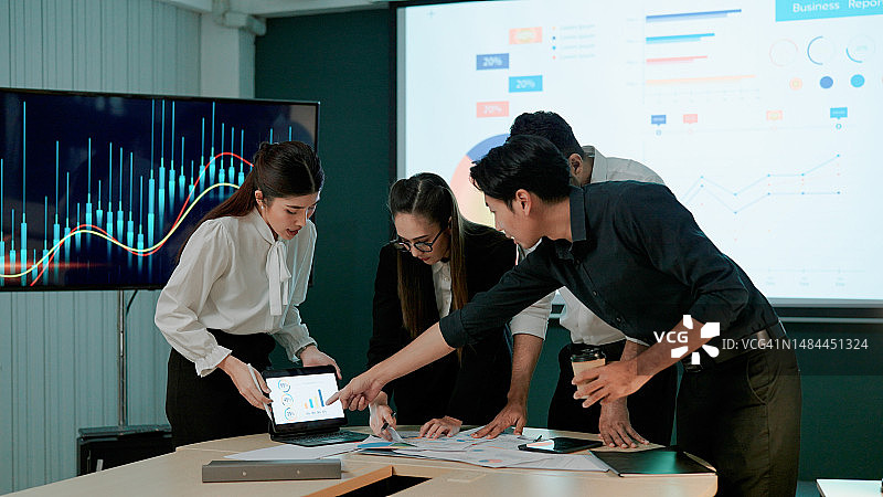 商务人士查阅大量文件并使用数据制定新项目图片素材