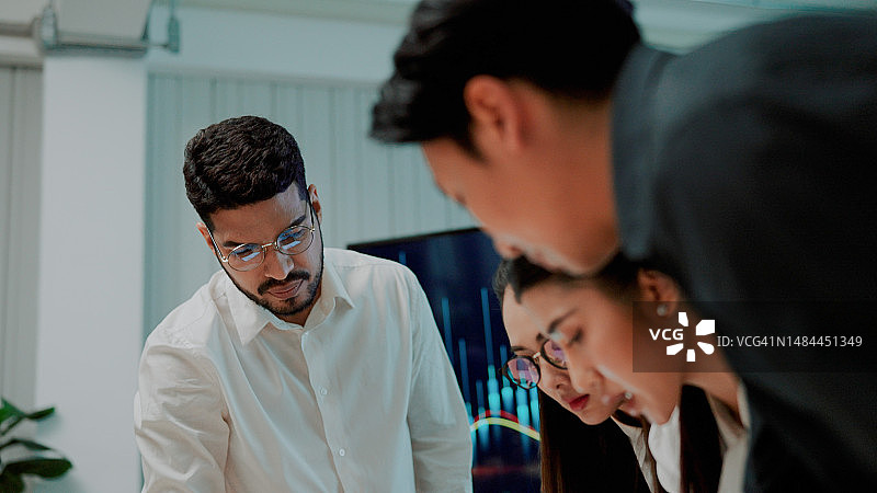 办公室工作人员在会议室讨论数据图片素材