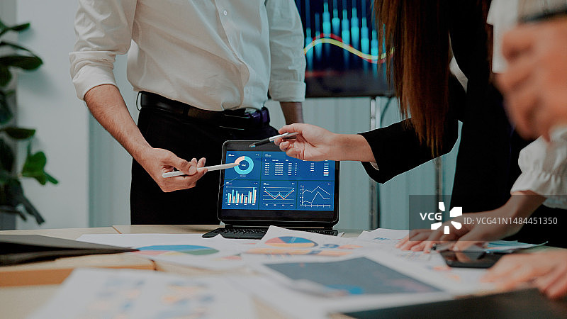 办公室工作人员在会议室讨论数据图片素材