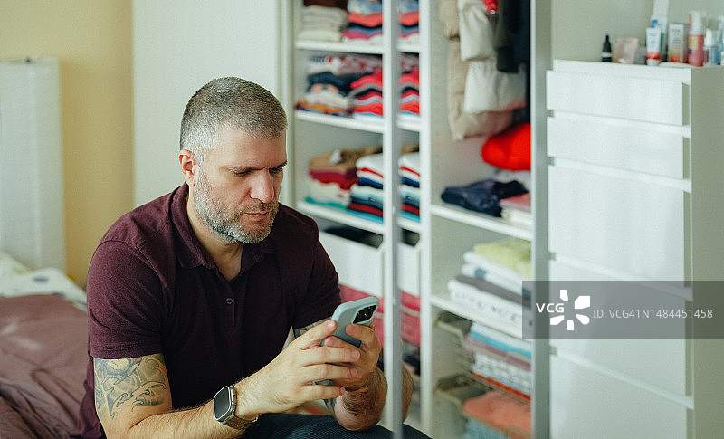 在家用智能手机在线约会的男人图片素材