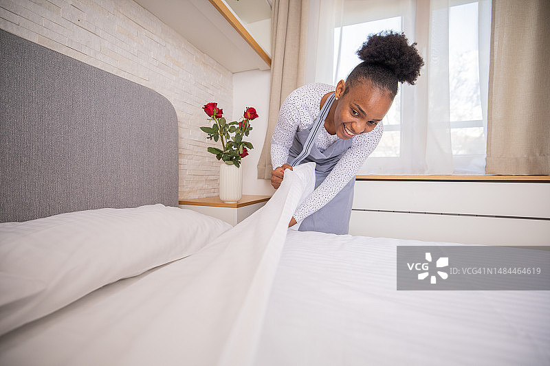 酒店客房服务员整理床铺图片素材