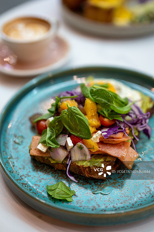 法棍、火腿和芝麻菜上的单面煎蛋图片素材