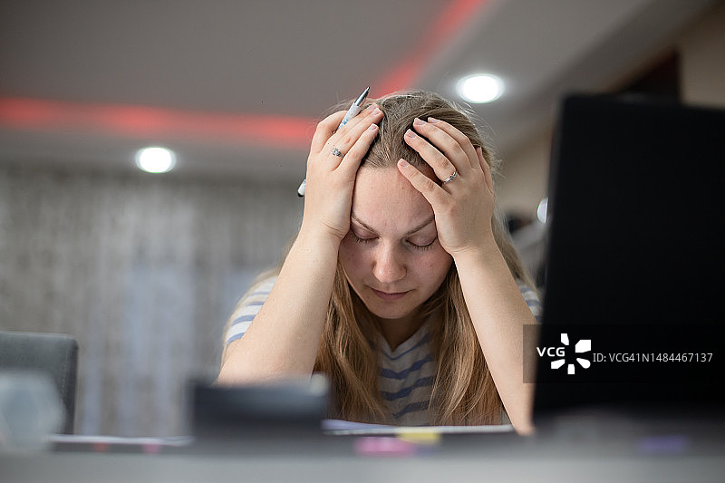 在家工作，感到压力的年轻女性图片素材