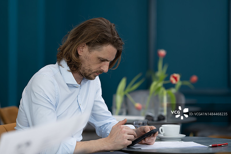 咖啡馆里，同事们在桌旁进行商务沟通图片素材