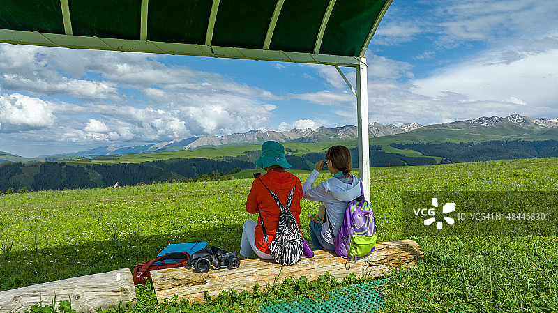 母女同坐观赏草原风光图片素材