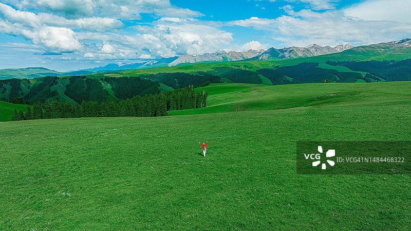 草原上的红衣女子图片素材
