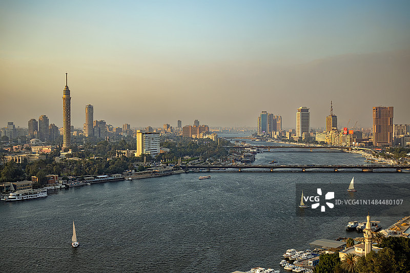 日落时分在开罗尼罗河上航行的三角帆船图片素材