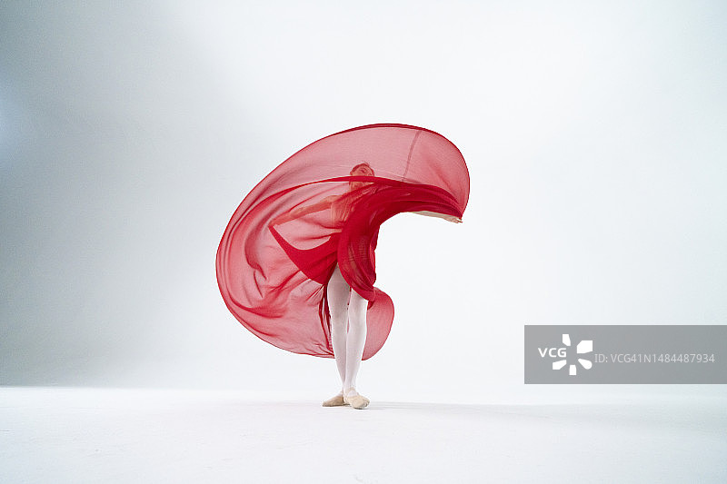 女性芭蕾舞者优雅姿势图片素材