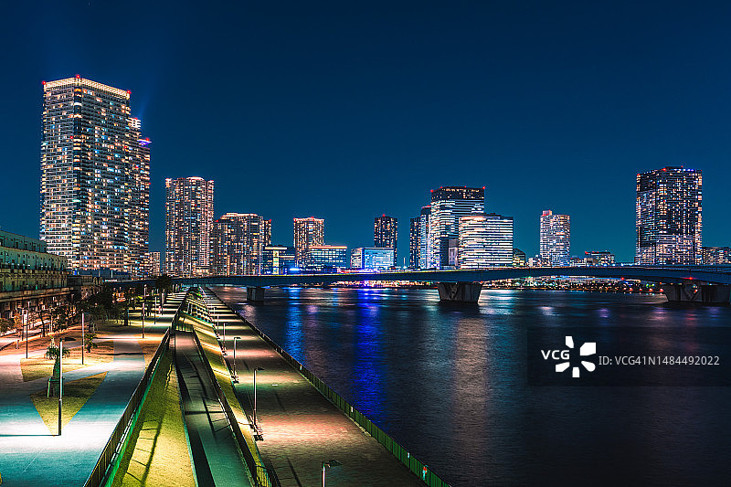 东京江东区丰洲的高层公寓图片素材