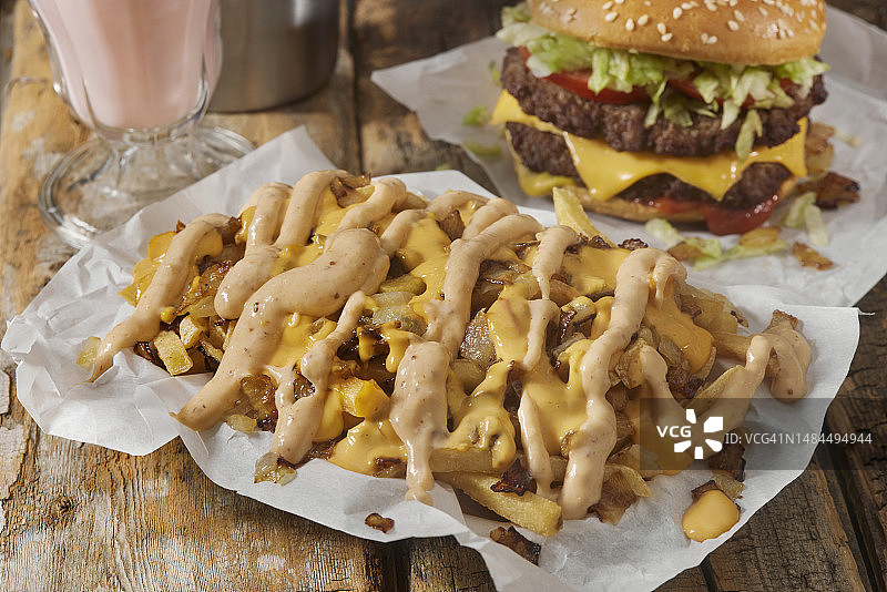 动物薯条和双层汉堡图片素材