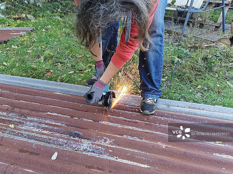 使用角磨机的女人图片素材