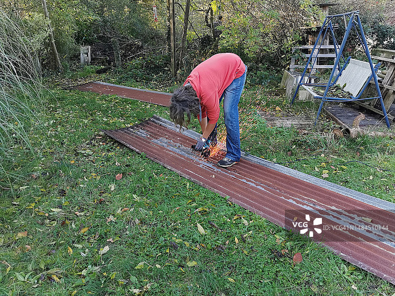 使用角磨机的女人图片素材