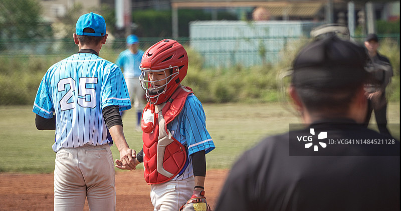 棒球捕手与投手在球场上交谈图片素材