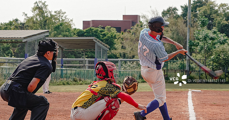 棒球比赛中击打地滚球的击球手图片素材