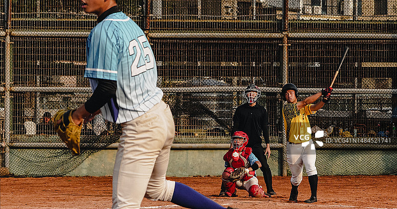 棒球比赛中，击球手击出本垒打图片素材