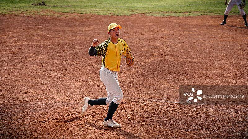 棒球比赛：投手投出制胜球后庆祝图片素材