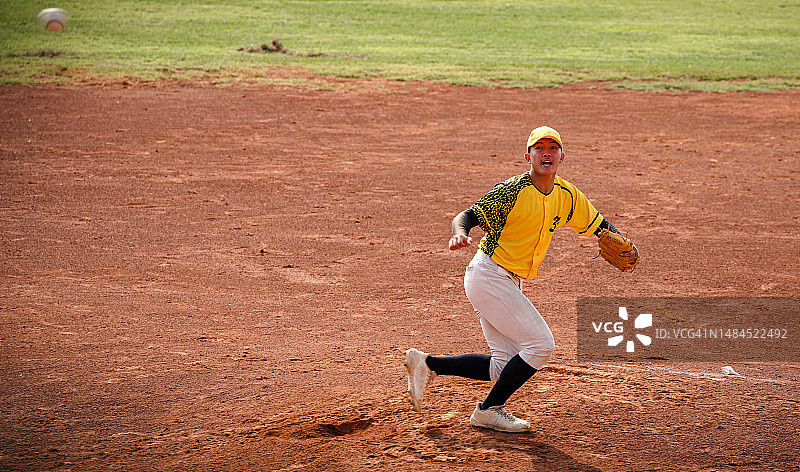 棒球投手在比赛中接球的关键时刻图片素材