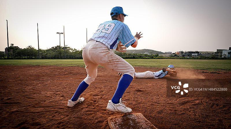 棒球比赛精彩瞬间：内场队员向二垒手传球图片素材
