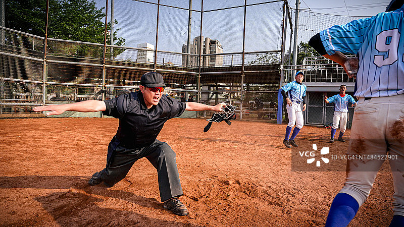 裁判示意安全并得分图片素材