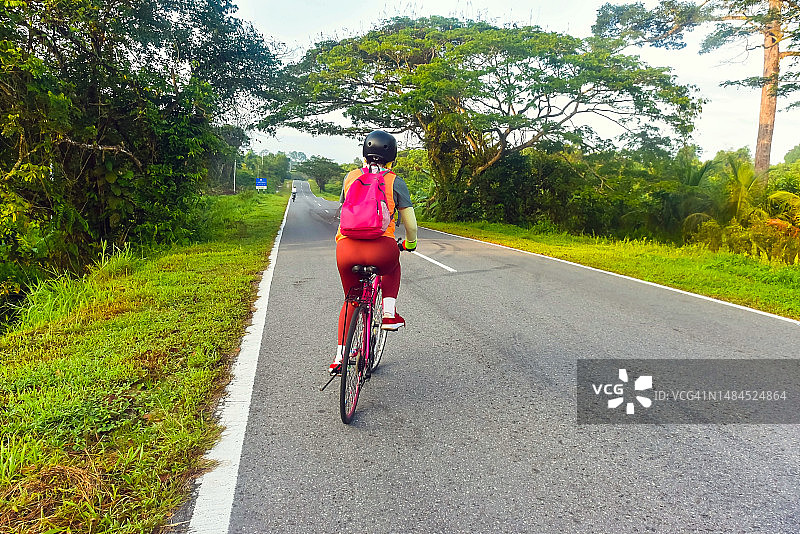 早上骑自行车的年长的亚洲妇女图片素材